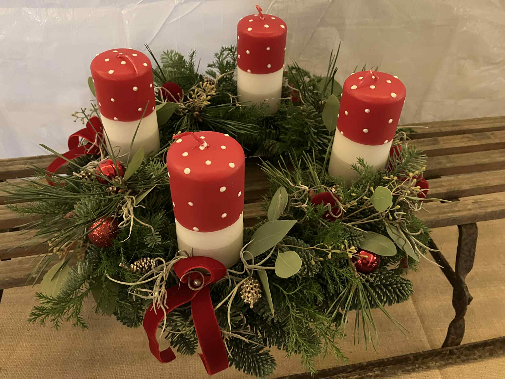 juledekoration med hånddyppede lys